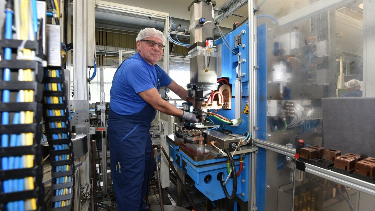 Waldemar Bonnacker im Altdorfer Stammwerk in der modernen Schweißanlage für Gasfedern