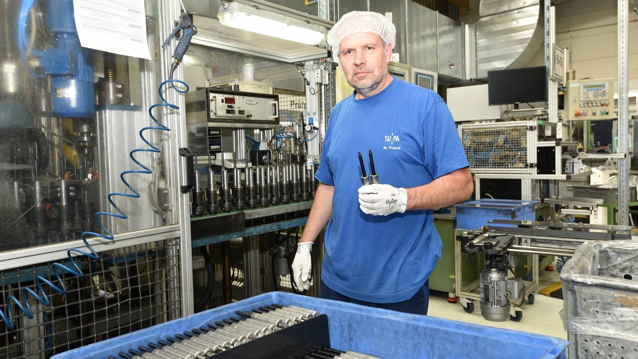Mike Freund in der Vormontage Gasfedern zur Kolbenproduktion im Altdorfer Stammwerk