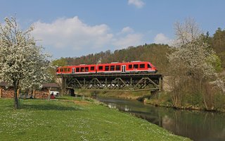 Über die Pegnitz im mittelfränkischen Hartenstein, rollt eine  Regionalbahn (Dieseltriebwagen der Baureihe VT 648 LINT)