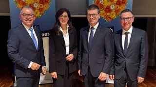 Die Vorstände der VR-Bank Mittelfranken-Mitte: Erwin Einzinger (links), Dr. Gerhard Walther (2. von rechts) und Richard Oppelt (rechts) mit Aufsichtsratsvorsitzender Dr. Bettina Schacht (2. von links).