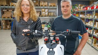 Nina Deitermann (links), Geschäftsführerin der High Voltage Racing GmbH in Weisendorf, und ihr Partner Andreas Kein (rechts) in ihrer Motorrad-Manufaktur.
