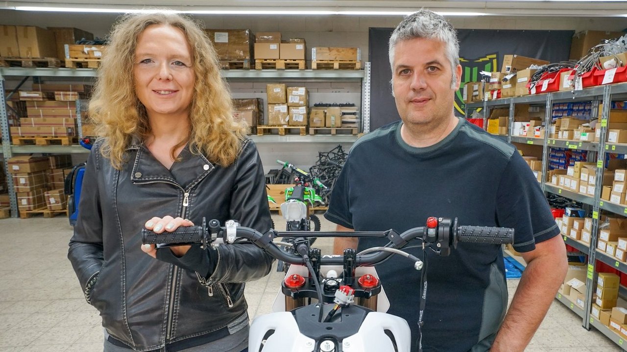 Nina Deitermann (links), Geschäftsführerin der High Voltage Racing GmbH in Weisendorf, und ihr Partner Andreas Kein (rechts) in ihrer Motorrad-Manufaktur.