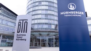 Haupteingang zur Unternehmenszentrale der Nürnberger Versicherung