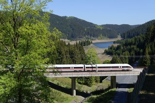 Über und durch den Thüringer Wald rauschen - DB Fernverkehr auf  der VDE 8 unterwegs - ICE T Baureihe 411 auf der Schnellfahrstrecke Ebensfeld – Erfurt  durch den Thüringer Wald, Fahrtrichtung Süd. Saubachbrücke, hinten  das Unterbecken des Pumpspeicherwerks Goldisthal.