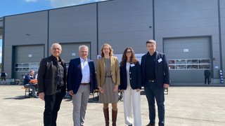 Eröffnung einer Produktionshalle in Lichtenau von der Firma Niersberger: Bei der Eröffnung (von links): Siegfried Kohler (Geschäftsführer HR Holzelement), stv. Ansbacher Landrat Hans Henninger, Dr. Katrin Leuzinger (Regierung von Mittelfranken), Xenia Löffler (Niersberger Immobiliengesellschaft) und René Fabian (Geschäftsführer Niersberger Group).