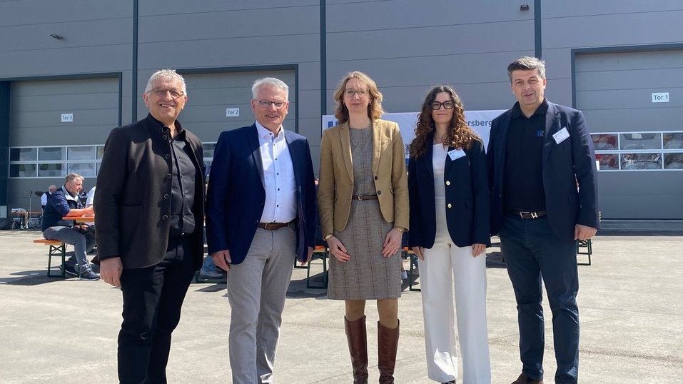 Eröffnung einer Produktionshalle in Lichtenau von der Firma Niersberger: Bei der Eröffnung (von links): Siegfried Kohler (Geschäftsführer HR Holzelement), stv. Ansbacher Landrat Hans Henninger, Dr. Katrin Leuzinger (Regierung von Mittelfranken), Xenia Löffler (Niersberger Immobiliengesellschaft) und René Fabian (Geschäftsführer Niersberger Group).