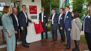 Wissenschaftsminister Markus Blume (Mitte) eröffnete das Technologietransferzentrum Nürnberger Land gemeinsam mit Geschäftsführerin Dr. Manja Lohse, Prof. Dr. Tilman Botsch, Vizepräsident für Forschung und Transfer, Ohm-Präsident Prof. Dr. Niels Oberbeck, Landrat Armin Kroder, Prof. Dr. Christian Pfitzner, Professur für Mobile Robotik, MdL Norbert Dünkel, Kreisrätin Marlene Mortler und Ohm-Kanzlerin Andrea Gerlach-Newman. (Foto: Thomas Riese)