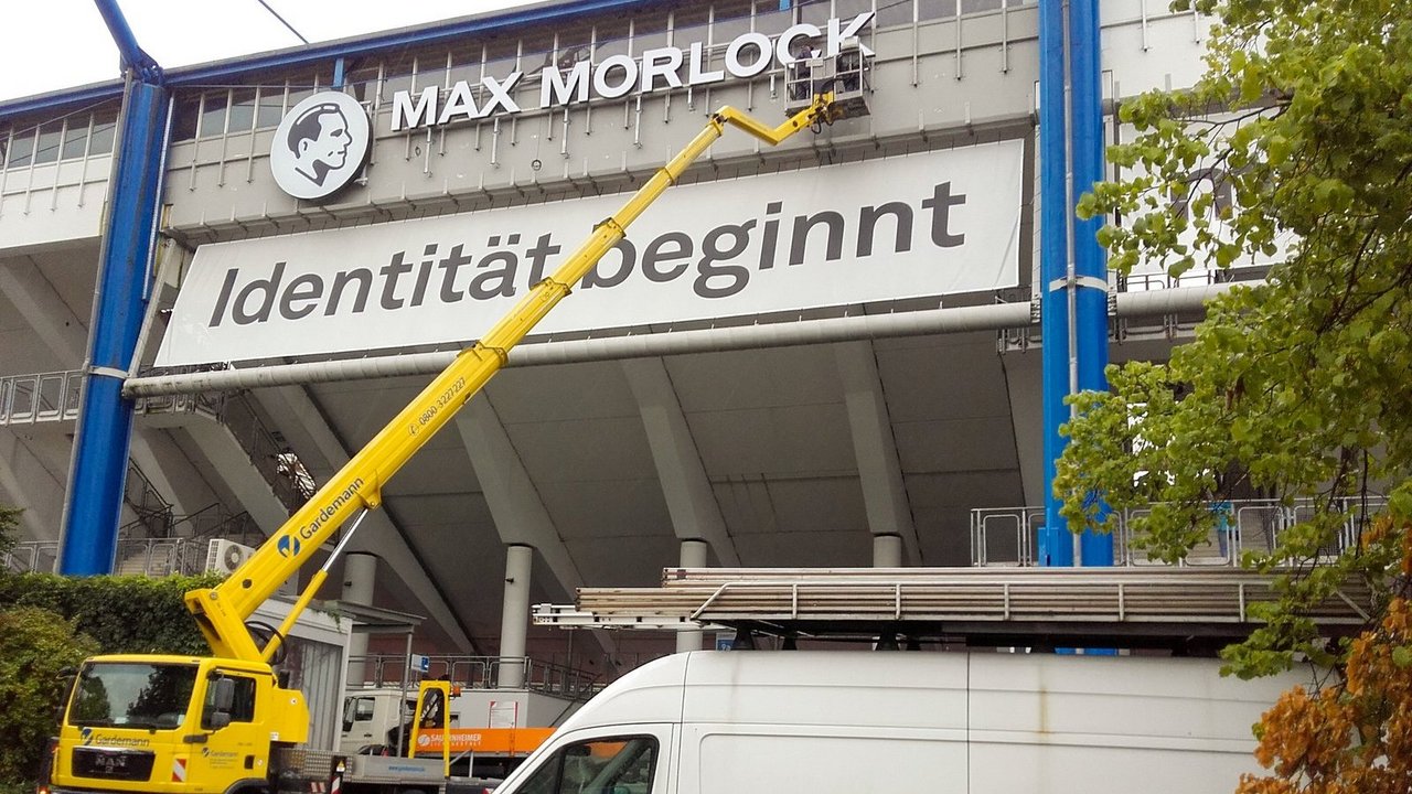 Die Firma Sauernheimer GmbH aus Nürnberg montiert den Schriftzug des Max-Morlock-Stadions.