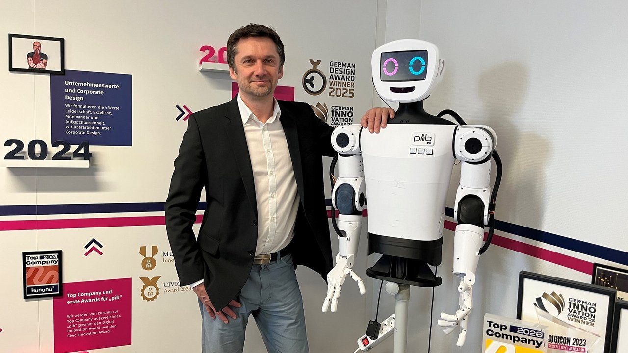 Dr. Jürgen Baier, Geschäftsführer der Isento GmbH in Nürnberg, mit einem humanoiden Roboter aus dem 3D-Drucker.