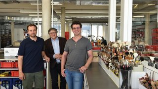 Julian Rottner Defet, Hermann Meyer und dessen Sohn Tobias Meyer (von links), die Geschäftsführer der da Vinci Künstlerpinselfabrik Defet GmbH in Nürnberg, stehen in einer Fertigungshalle des Unternehmens.