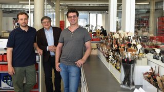 Julian Rottner Defet, Hermann Meyer und dessen Sohn Tobias Meyer (von links), die Geschäftsführer der da Vinci Künstlerpinselfabrik Defet GmbH in Nürnberg, stehen in einer Fertigungshalle des Unternehmens.