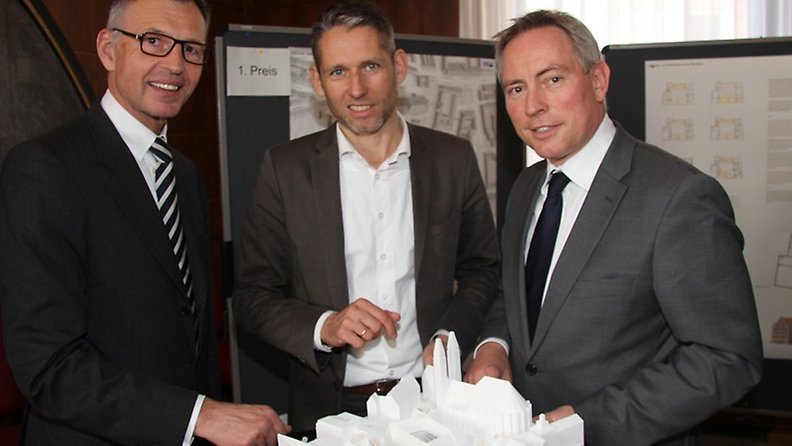 IHK-Präsident Dirk von Vopelius, Armin Behles vom Architekturbüro Behles & Jochimsen und IHK-Hauptgeschäftsführer Markus Lötzsch (v.l.) bei der Präsentation eines Modells.