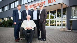 Drei Unternehmergenerationen der Firma Beck Elektronik in Nürnberg: Nicolai Beck, Alexander Beck, Konstantin Beck und Patrick Beck (hinten v. l.) mit Theodor Beck (vorne sitzend).