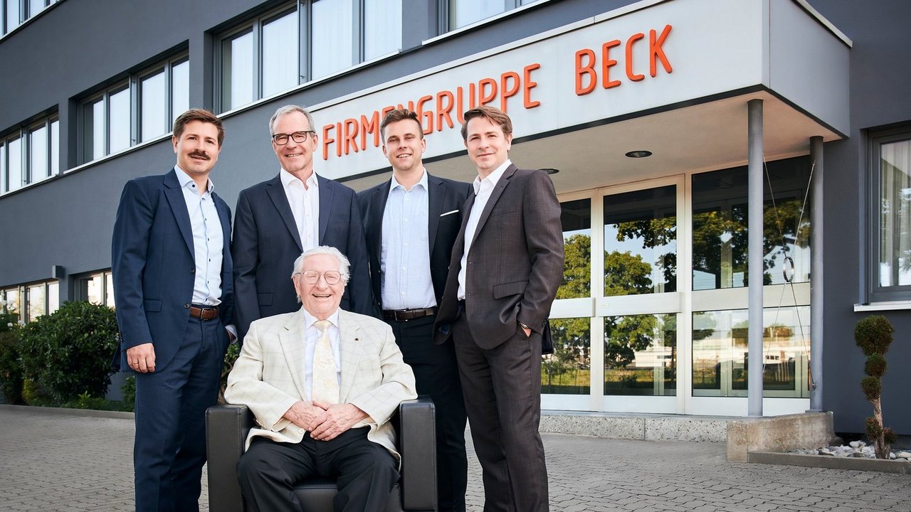 Drei Unternehmergenerationen der Firma Beck Elektronik in Nürnberg: Nicolai Beck, Alexander Beck, Konstantin Beck und Patrick Beck (hinten v. l.) mit Theodor Beck (vorne sitzend).