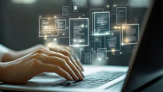 Symbolbild für digitales Dokumentenmanagement am Laptop.