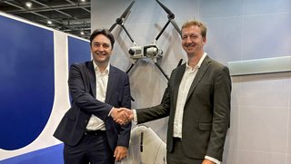 Rémy Triouleyre von Schaeffler (l.) und Bastien Mancini von Delair besiegeln mit einem Handschlag eine Kooperation zwischen beiden Unternehmen.
