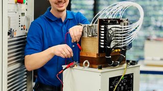 Maximilian Seichter an seinem Arbeitsplatz bei Sangl Spezialtransformatoren in Erlangen.