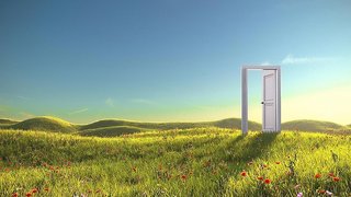 Offene Tür auf Wiese