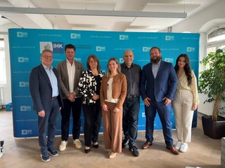 Der Vorsitzende Markus Neubauer (Silbury Deutschland GmbH, 3.v.r.) mit den Stellvertreter/-innen Regina Soremba-Böxkes (PsoriSol Hautklinik GmbH, 3.v.l.), Christine Sparvoli-Frank (Ferdinand Kreutzer Sabamühle GmbH, m.) und Michael Plentinger (Mypegasus-Nürnberger Gesellschaft für Personalentwicklung und Qualifizierung mbH GPQ, 2.v.l.). Mit dabei die Geschäftsführer Dr. Udo Raab (Leiter IHK-Geschäftsbereich Standortpolitik und Unternehmensförderung, l.) und Tobias Hüttmeyer (IHK-Fachreferent für Fachkräftesicherung, 2.v.r.) sowie der Fachbetreuerin für Fachkräftesicherung Esin Uzun (r.), die die Organisation übernimmt.