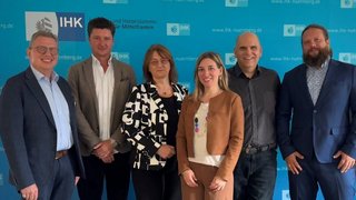 Der Vorsitzende Markus Neubauer (Silbury Deutschland GmbH, 3.v.r.) mit den Stellvertreter/-innen Regina Soremba-Böxkes (PsoriSol Hautklinik GmbH, 3.v.l.), Christine Sparvoli-Frank (Ferdinand Kreutzer Sabamühle GmbH, m.) und Michael Plentinger (Mypegasus-Nürnberger Gesellschaft für Personalentwicklung und Qualifizierung mbH GPQ, 2.v.l.). Mit dabei die Geschäftsführer Dr. Udo Raab (Leiter IHK-Geschäftsbereich Standortpolitik und Unternehmensförderung, l.) und Tobias Hüttmeyer (IHK-Fachreferent für Fachkräftesicherung, 2.v.r.) sowie der Fachbetreuerin für Fachkräftesicherung Esin Uzun (r.), die die Organisation übernimmt.