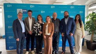 Der Vorsitzende Markus Neubauer (Silbury Deutschland GmbH, 3.v.r.) mit den Stellvertreter/-innen  Regina Soremba-Böxkes (PsoriSol Hautklinik GmbH, 3.v.l.), Christine Sparvoli-Frank (Ferdinand Kreutzer Sabamühle GmbH, m.) und Michael Plentinger (Mypegasus-Nürnberger Gesellschaft für Personalentwicklung und Qualifizierung mbH GPQ, 2.v.l.). Mit dabei die Geschäftsführer  Dr. Udo Raab (Leiter IHK-Geschäftsbereich Standortpolitik und Unternehmensförderung, l.) und Tobias Hüttmeyer (IHK-Fachreferent für Fachkräftesicherung, 2.v.r.) sowie der Fachbetreuerin für Fachkräftesicherung Esin Uzun (r.), die die Organisation übernimmt.