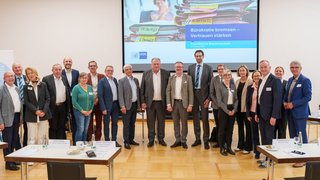 Die Teilnehmerinnen und Teilnehmer der Sitzung des Praktikerrats zum Bürokratieabbau am 10.10.2025.