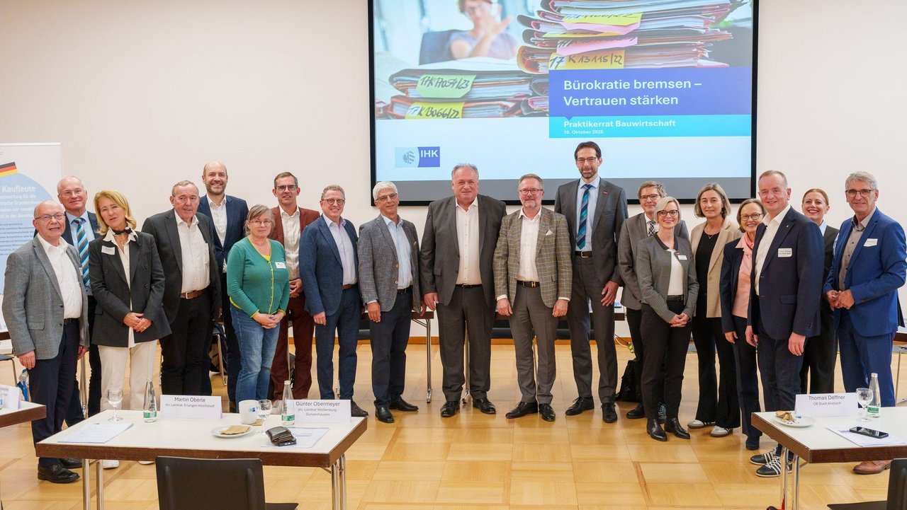 Die Teilnehmerinnen und Teilnehmer der Sitzung des Praktikerrats zum Bürokratieabbau am 10.10.2025.