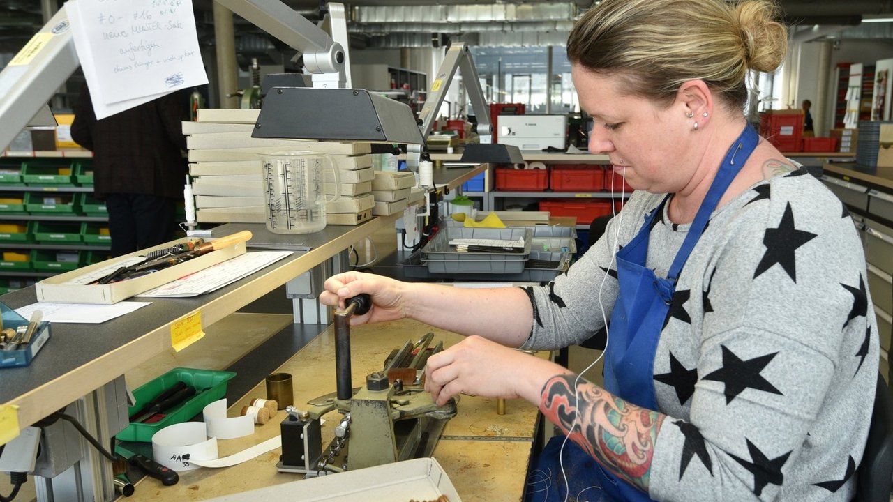 Julia Hartmann, Künstlerpinselmachermeisterin und Mitarbeiterin der da Vinci Künstlerpinselfabrik Defet GmbH in Nürnberg.