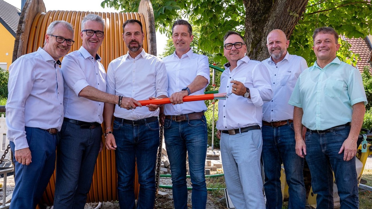 Johannes Bisping (l.), Geschäftsführer der Bisping & Bisping GmbH & Co. KG in Lauf, mit Bürgermeistern sowie Vertretern von Stadtwerken und der Telekom beim laufenden Glasfaserausbau für Dentlein am Forst sowie Ortsteile von Feuchtwangen.