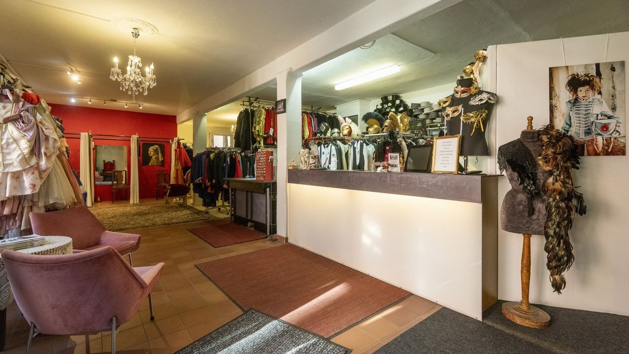 Blick in den Kostümladen von Richter und Gullmann in der Nürnberger Solgerstraße.