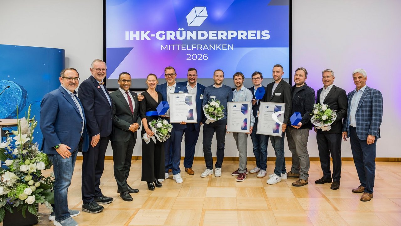 Verleihung des IHK-Gründerpreises Mittelfranken 2026 (von links): IHK-Gründungsexperte Alexander Fortunato, Laudator Wolf Maser, Nürnbergs Dritter Bürgermeister Dr. Nasser Ahmed, Martina und Jörg Dickerboom (Kronos Mechatronics GmbH), Laudator Johannes Lehmann, Dr. Michael Stelzig, Lars Schwenger und Dr. Christian Schüssler (FiveD GmbH), Peter Wunderlich und Maximilian Kostial (Nerdware GmbH), Laudator Dr. Christian Bühler und IHK-Präsident Dr. Armin Zitzmann. 