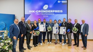 Verleihung des IHK-Gründerpreises Mittelfranken 2026 (von links): IHK-Gründungsexperte Alexander Fortunato, Laudator Wolf Maser, Nürnbergs Dritter Bürgermeister Dr. Nasser Ahmed, Martina und Jörg Dickerboom (Kronos Mechatronics GmbH), Laudator Johannes Lehmann, Dr. Michael Stelzig, Lars Schwenger und Dr. Christian Schüssler (FiveD GmbH), Peter Wunderlich und Maximilian Kostial (Nerdware GmbH), Laudator Dr. Christian Bühler und IHK-Präsident Dr. Armin Zitzmann. 
