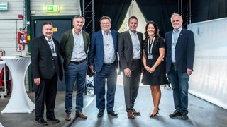 Jubiläum bei der Emil Kiessling GmbH in Georgensgmünd: Geschäftsleitungsmitglied Michael Kitch, Joachim von Schlenk-Barnsdorf (IHK-Gremium Landkreis Roth), Lars Hagemann (IHK-Geschäftsstelle Nürnberger Land | Schwabach | Landkreis Roth), Landrat Ben Schwarz, Geschäftsführerin Martina Reichardt-Demirtas und Alt-Landrat Herbert Eckstein (v. l.).