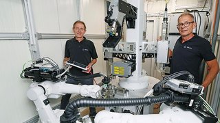 Die Geschäftsführer der Erlas Erlanger Lasertechnik GmbH, Prof. Dr. Peter Hoffmann (l.) und Dr. Martin Hoffmann.