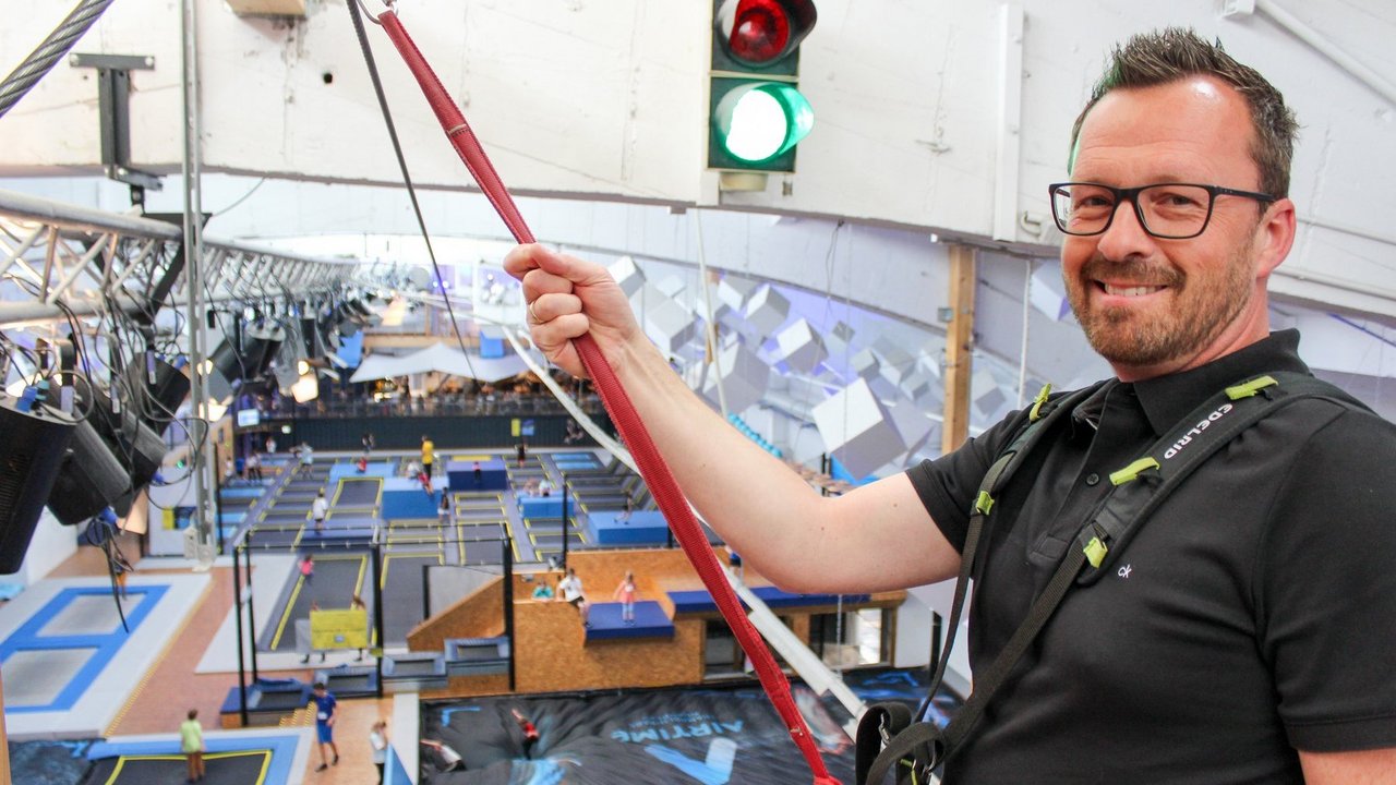 Blick vom Hochseilgarten in die Trampolinhalle: Harald Schäfer, langjähriger Geschäftsführer des Airtime Trampolinparks Nürnberg, wird neuer „General Manager“.