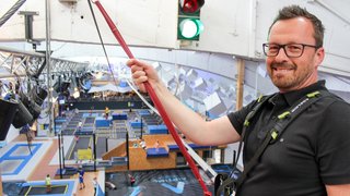 Blick vom Hochseilgarten in die Trampolinhalle: Harald Schäfer, langjähriger Geschäftsführer des Airtime Trampolinparks Nürnberg, wird neuer „General Manager“.
