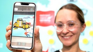 Junge Frau zeigt die Innohikes-App auf einem Smartphone.