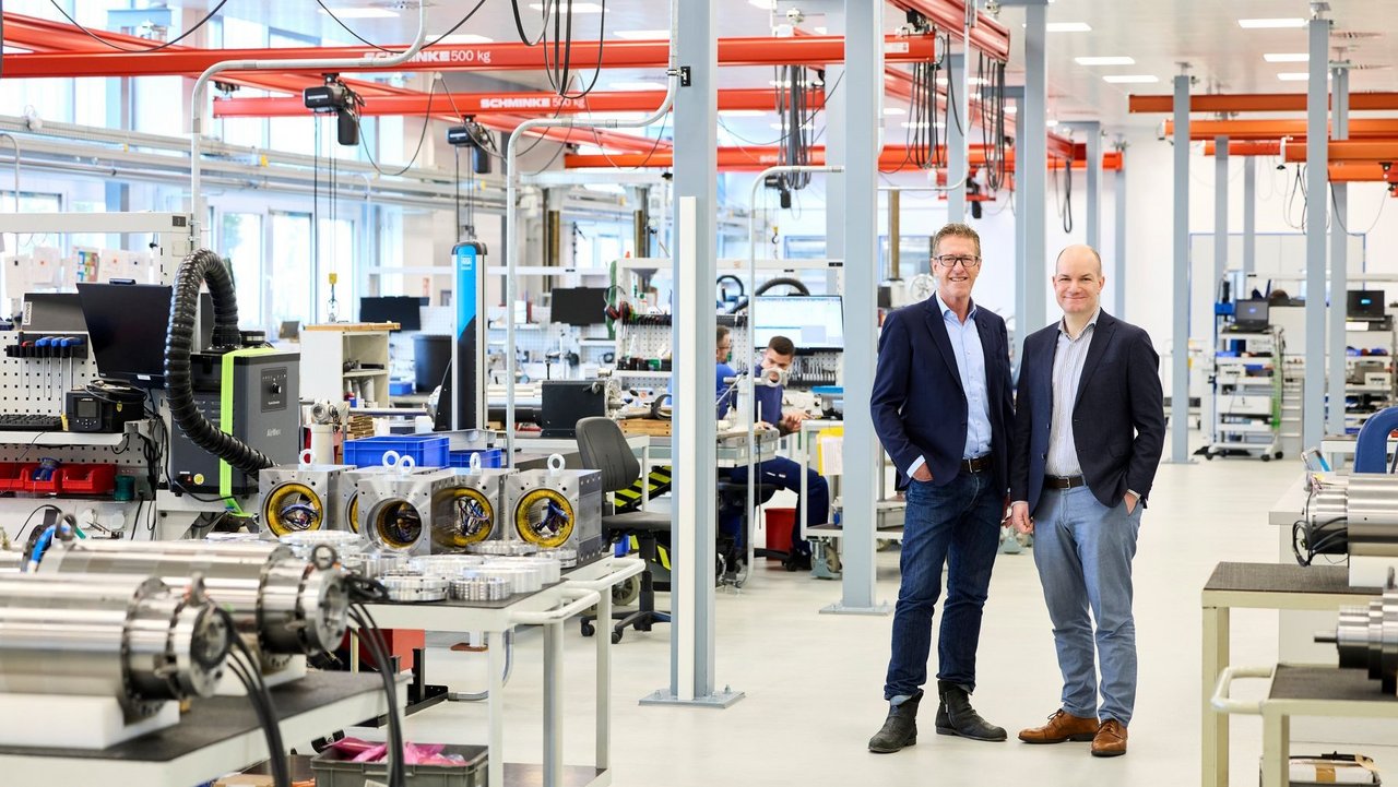 Die Geschäftsführer der GMN Paul Müller Industrie GmbH in Nürnberg, Michael Lösch (links) und Dr. Jens Falker (rechts) in einer Produktionshalle des Unternehmens.
