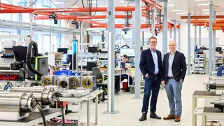 Die Geschäftsführer der GMN Paul Müller Industrie GmbH in Nürnberg, Michael Lösch (links) und Dr. Jens Falker (rechts) in einer Produktionshalle des Unternehmens.