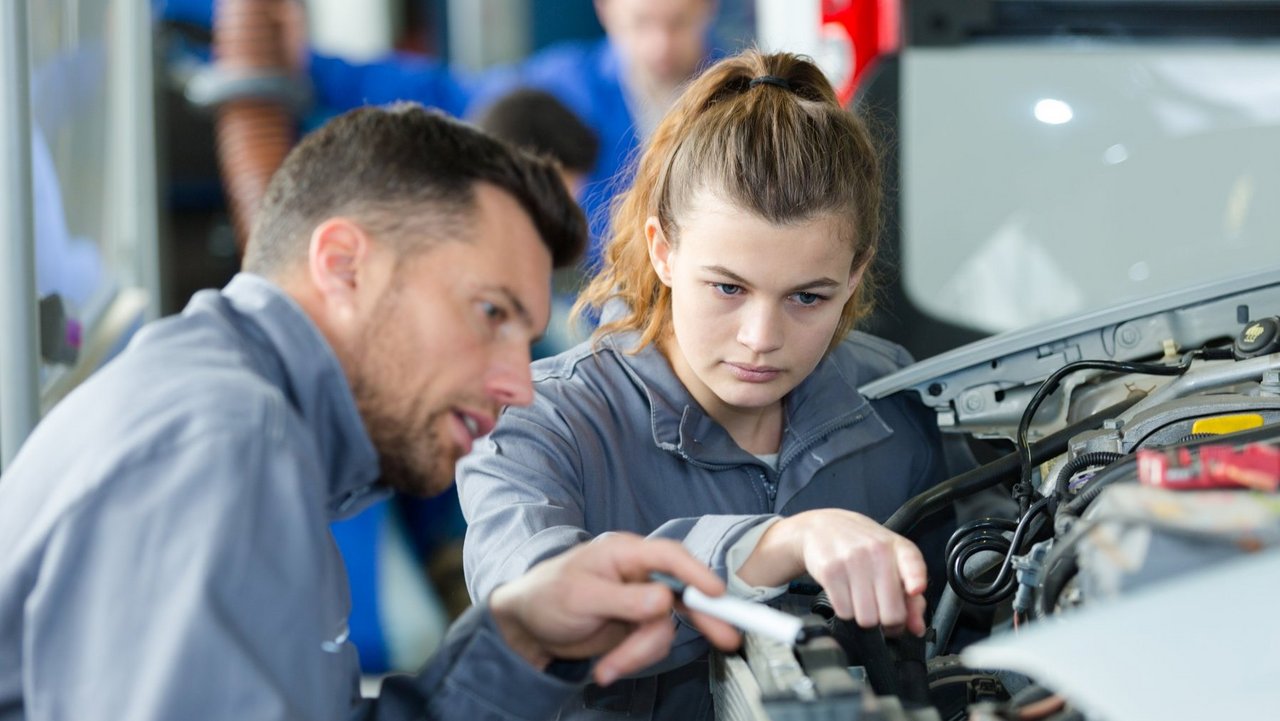 Frau als Mechanikerin in einer Autowerkstatt