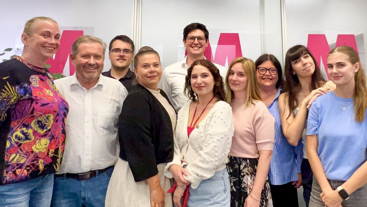 Das Team der Immobilien-Service in Franken GmbH mit der aktuellen Geschäftsführung, bestehend aus Manuela Zollner (3. v. r.) und Thomas Basel (2. v. l.), sowie ihren künftigen Nachfolgern, Valentina Faltermeier (4. v. l.) und Dominik Bonn (hinten Mitte).