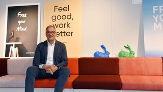 Dr. Joachim Gripp, Geschäftsführer der Design Offices GmbH, in der Lounge am Hauptsitz in der Nürnberger Bahnhofsstraße.