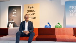 Dr. Joachim Gripp, Geschäftsführer der Design Offices GmbH, in der Lounge am Hauptsitz in der Nürnberger Bahnhofsstraße.