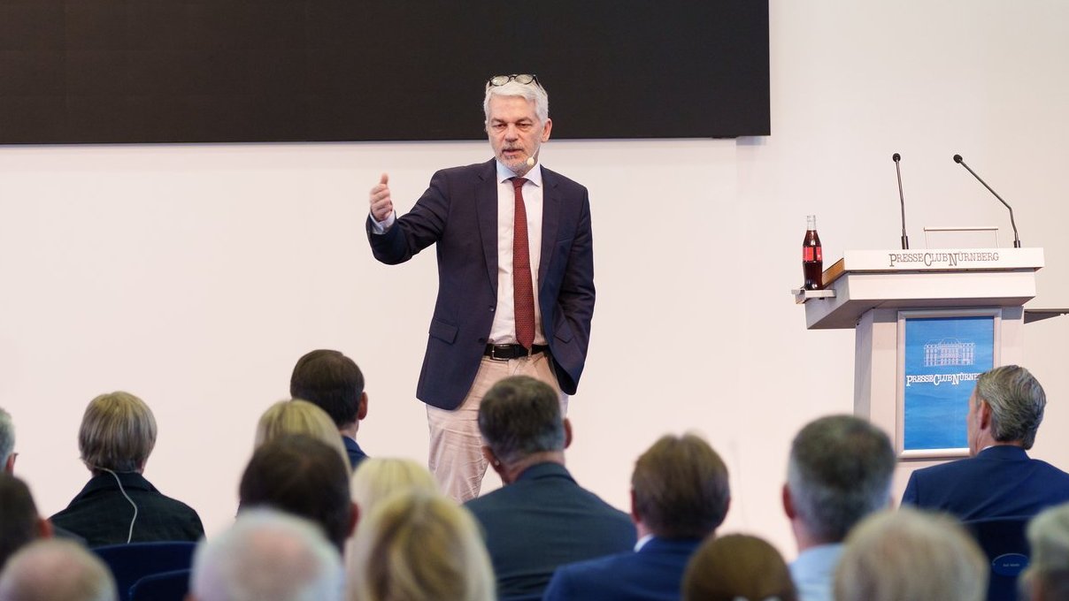 Prof. Dr. Carlo Masala bei einem Vortrag bei den „BayBG Mittelstandsgesprächen“ 2026 im Nürnberger „Presseclub“.