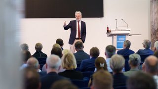 Prof. Dr. Carlo Masala bei einem Vortrag bei den „BayBG Mittelstandsgesprächen“ 2026 im Nürnberger „Presseclub“.