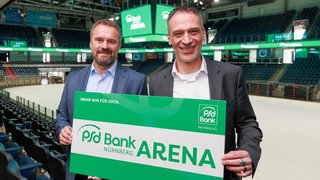 Helmut Hollweck, Vorstandsvorsitzender der PSD Bank Nürnberg (l.), und Jürgen Fottner, Geschäftsführer der Arena Nürnberg Betriebs GmbH (r.)