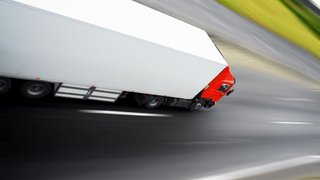 LKW transportiert Waren über eine Autobahn
