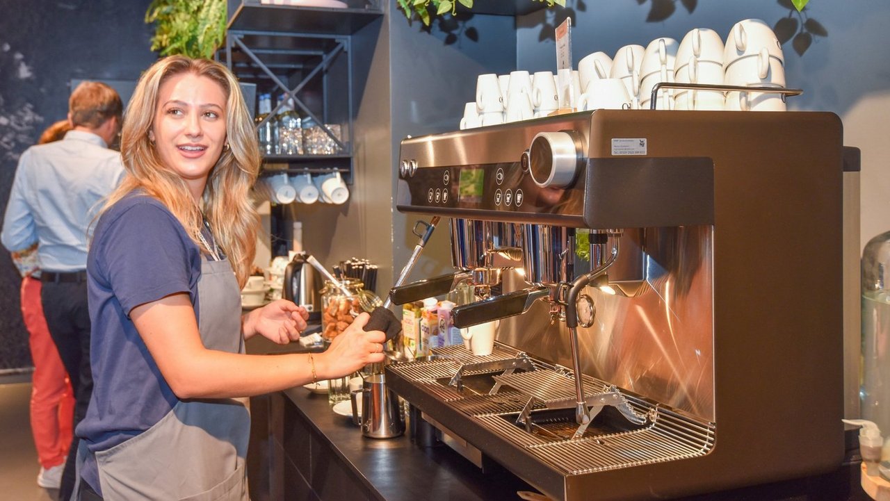Stojanka Savanovic, Mitarbeiterin von Design Offices Nürnberg, in der Kaffee-Lounge am Nürnberger Standort.