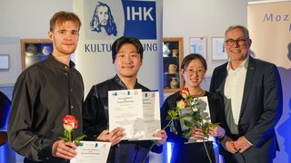 Preisträger 2026 der IHK-Kulturstiftung: Das Ensemble „Pelagic Trio“ mit Markus Lötzsch, IHK-Hauptgeschäftsführer und stellvertretender Vorstand der IHK-Kulturstiftung (r.). 