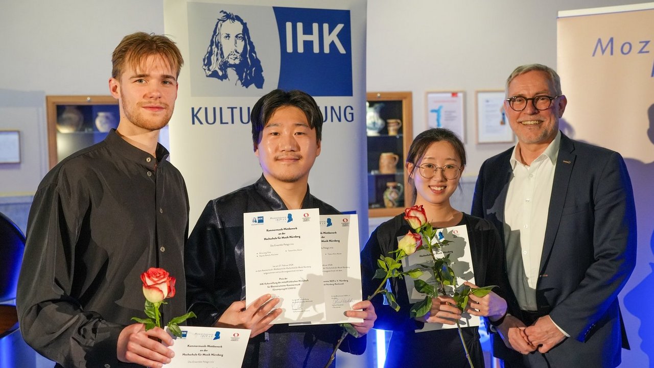 Preisträger 2026 der IHK-Kulturstiftung: Das Ensemble „Pelagic Trio“ mit Markus Lötzsch, IHK-Hauptgeschäftsführer und stellvertretender Vorstand der IHK-Kulturstiftung (r.). 